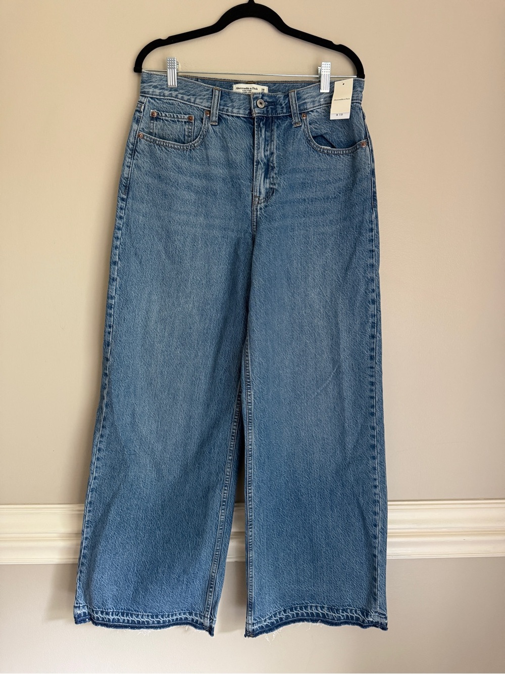 NWT Abercrombie&Fitch High-Rise Wide Leg Jeans, size 29 long